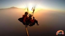 Vuelo en Parapente atardecer sobre mar de nubes en el Teide