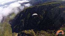 Volando sobre acantilados de Izaña en el Teide