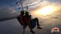 Vuelo en Parapente con Tenerfly sobre mar de nubes en el Teide