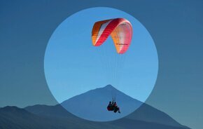 Parapentista sobrevolando Izaña, disfrutando de vistas panorámicas y cielos despejados