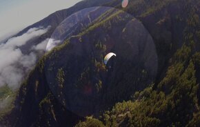 Parapente en el norte, capturando la emoción del vuelo sobre paisajes montañosos y verdes valles.