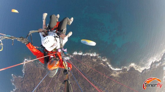 Aventura en el cielo: parapente sobre la costa de Gúímar
