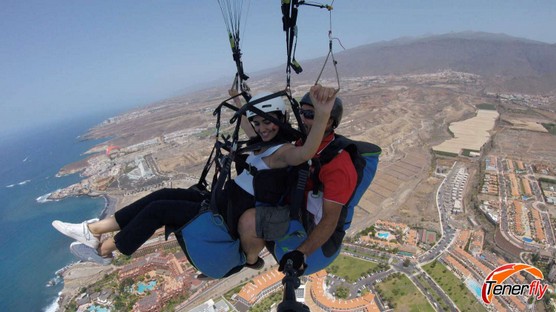 Explorando cielos y habilidades: Una vista desde el parapente mientras aprendo a volar sobre la encantadora Costa Adeje en Tenerife