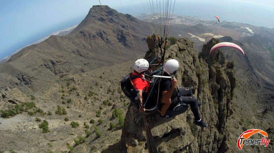Explora el cielo entre los dedos de desfiladeros de roca volcánica en Ifonche, Tenerife