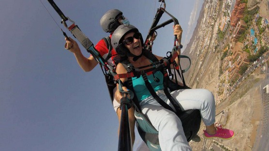 Emoción en el aire: Exhibición de parapente acrobático en Tenerife con Tenerfly